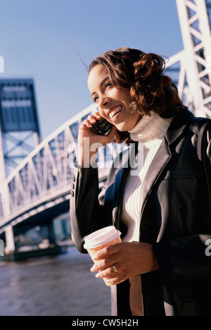 Giovane donna a parlare su un telefono mobile Foto Stock