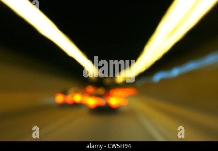 Impressioni di luce delle luci auto in un tunnel autostradale Foto Stock