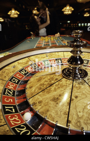 Close-up di una ruota della roulette in un casinò Foto Stock