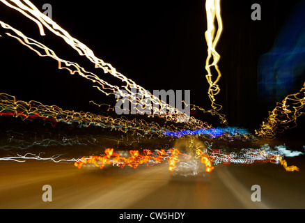 Impressioni di luce delle luci auto di notte nel traffico urbano Foto Stock