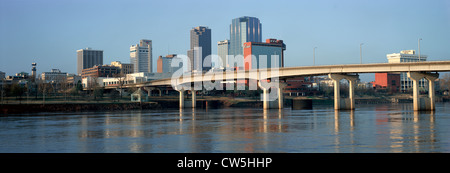 Vista panoramica del fiume Arkansas e la skyline di Little Rock, Arkansas Foto Stock