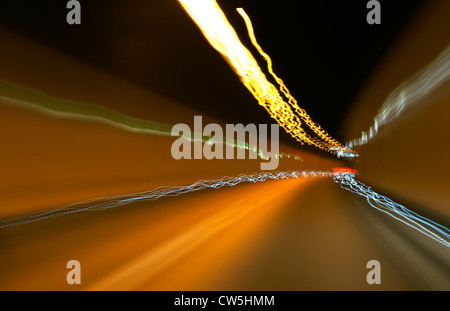 Impressioni di luce delle luci auto in un tunnel autostradale Foto Stock