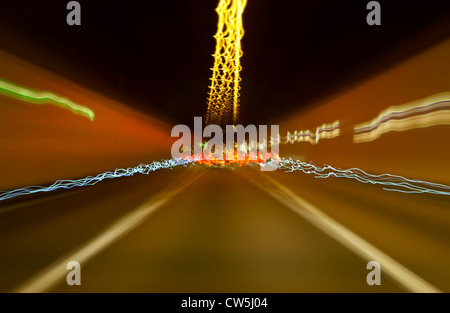 Impressioni di luce delle luci auto in un tunnel autostradale Foto Stock