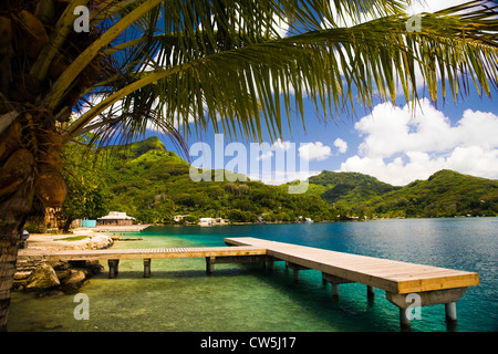 Pier sulla spiaggia, Huahine Isola, Tahiti, Polinesia Francese Foto Stock