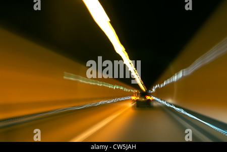 Impressioni di luce delle luci auto in un tunnel autostradale Foto Stock