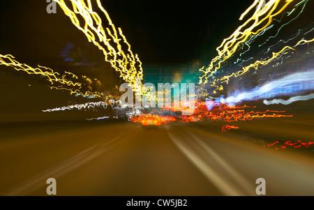 Impressioni di luce sulla superstrada di notte a Basilea Foto Stock