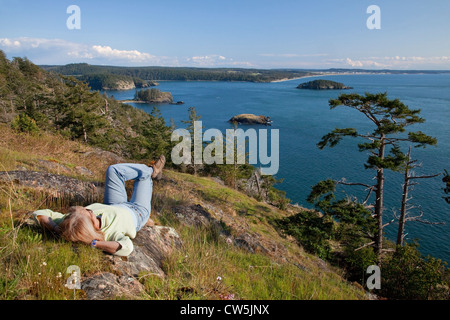 Escursionista in appoggio in corrispondenza di un inganno passare Parco dello Stato di Washington, USA Foto Stock