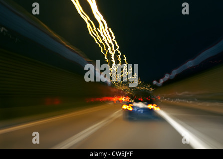 Impressioni di luce delle luci auto di notte in autostrada Foto Stock
