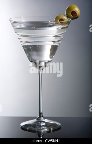 Martini con le olive verdi Foto Stock