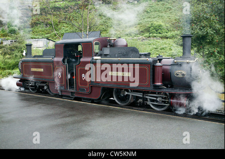 Merddin Emrys motore che corre sulla ferrovia Ffestiniog Foto Stock