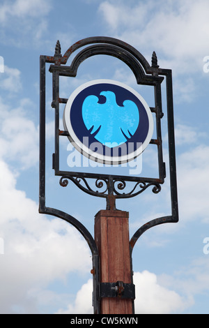 Barclay banca del segno o logo sul post ornamentali. Sedgefield, North East England, Regno Unito Foto Stock