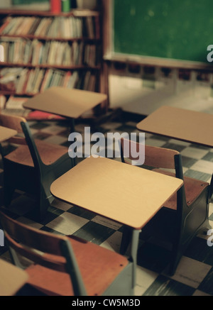 Banchi di scuola in una classe Foto Stock