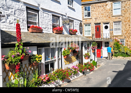 B&B Cottage adornati con fiori estivi, St Ives, Cornwall, Regno Unito Foto Stock