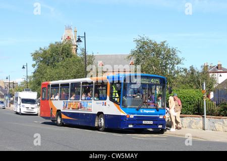 Mazzo singolo bus con servizio locale per isola di Whithorn prelevare i passeggeri in Wigtown, Dumfries and Galloway regione, Scozia. Foto Stock