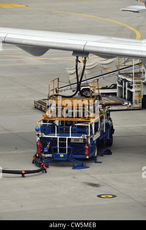 Il rifornimento per un Airbus A340-300 Aeroporto Internazionale di Incheon Corea del Sud Asia Foto Stock