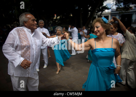 La gente ballare Danzon nella piazza principale di Oaxaca, Messico, Luglio 7, 2012. Foto Stock