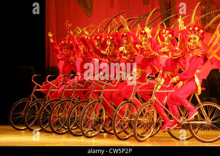 Artisti di Pechino sulle biciclette Foto Stock