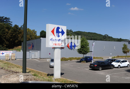 Supermercato Carrefour Market shop nella periferia della cittadina di Prayssac nel sacco regione del sud-ovest della Francia Europa Foto Stock