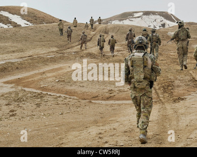 Afghan la polizia locale e la coalizione di forze per le operazioni speciali i membri di condurre una pattuglia di piede 11 marzo 2012 in Shah gioia Distretto, Provincia di Zabul, Afghanistan. Foto Stock