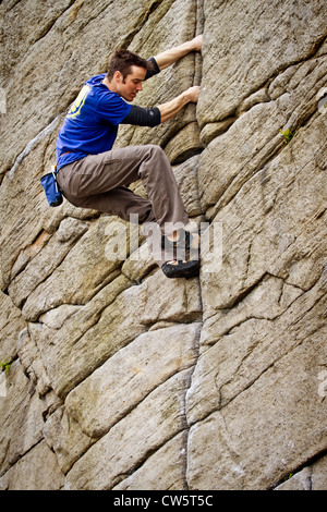 Tom Randall rock si arrampica su una fessura a Burbage in Sheffield vicino a Stanage sul Parco Nazionale di Peak District Derbyshire, England, Regno Unito Foto Stock
