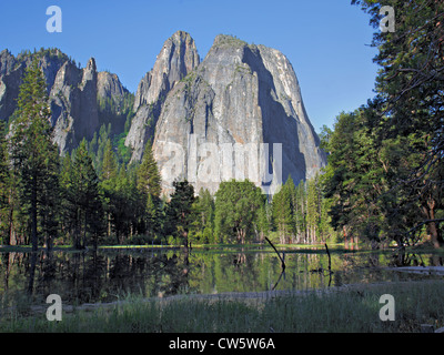La montagna di granito con alberi di pino e di riflessione su acqua in primo piano Foto Stock