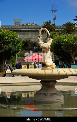 Mostra d'arte al Music Concourse di fronte alla California Academy of Sciences, San Francisco CA Foto Stock