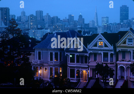 Riga vittoriano-case nel quartiere di Haight-Ashbury di San Francisco, California Foto Stock