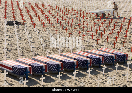 Arlington West domenica memorial impostare ogni domenica per un giorno, accanto al molo di Santa Monica, Santa Monica, California. Foto Stock