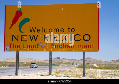 Benvenuti al Nuovo Messico cartello stradale situato lungo la interstate 10 in Arizona, Nuovo Messico confine di stato, STATI UNITI D'AMERICA. Foto Stock