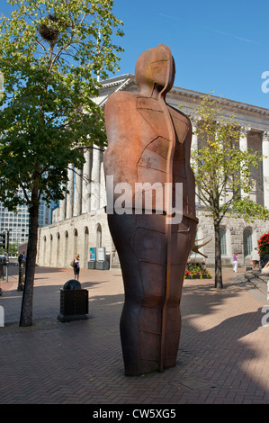 L'uomo del ferro di Antony Gormley, Victoria Square, Birmingham Foto Stock