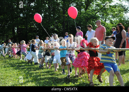 I bambini giocando Tug-of-war games durante la Festa di mezza estate in Svezia Foto Stock