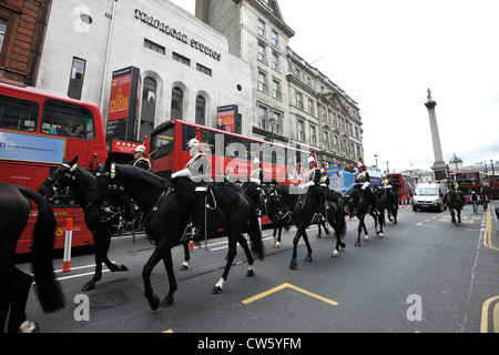 Il cambio della guardia, passare vicino a Trafalgar Square a Londra Foto Stock