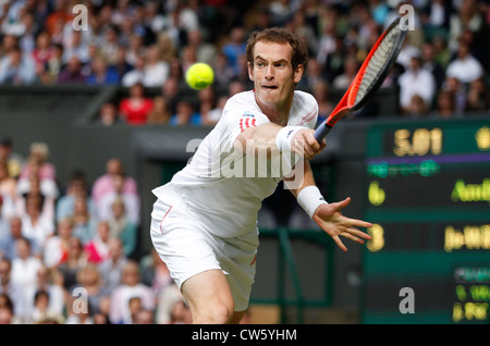 Andy Murray (GBR) in azione a Wimbledon Foto Stock