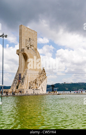 Il drammatico il Monumento delle Scoperte costruito nel 1960 per commemorare il cinquecentesimo anniversario della morte di Enrico il Navigatore Foto Stock