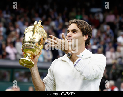 Wimbledon 2012 Uomini Singoli Final, vittoria cerimonia, vincitore Roger Federer (SUI) con trofeo . Foto Stock