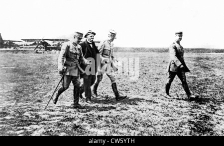 La Seconda Guerra Mondiale. Il Sig. Clemenceau, presidente in carica del Consiglio, visitando fighter squadrons Foto Stock