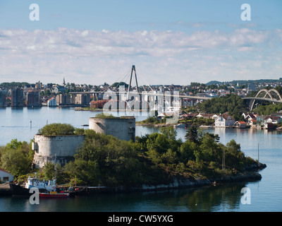 Vista della parte orientale di Stavanger, Norvegia centrale e il ponte della città alla città in isole. Foto scattata da una delle isole. Foto Stock