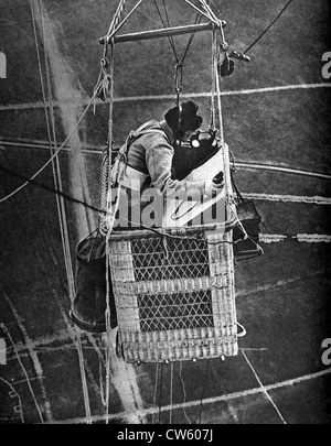 Guerra mondiale I. L'osservatore di un captive hot air ballon chiamato 'Sausage' telefonare nelle sue osservazioni (1917) Foto Stock