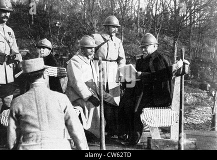 La prima guerra mondiale - 1916 Presidente Poincaré visitando la trincea difensiva nel sistema Woëvre Foto Stock