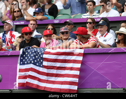 Noi tifosi con bandiera alla Pista olimpica di evento di tennis a Wimbledon,Londra 2012, Foto Stock