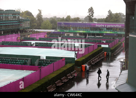 Venue dal di sopra della Olympic torneo di tennis a Wimbledon durante un periodo piovoso,Londra 2012. Foto Stock