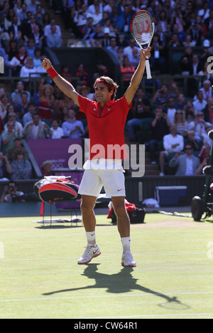 Roger Federer (SUI) in azione a Wimbledon durante i Giochi Olimpici 2012 Foto Stock