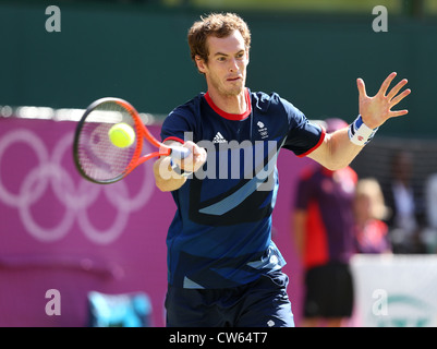 Andy Murray (GBR) in azione a Wimbledon durante i Giochi Olimpici 2012 Foto Stock