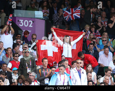 Gli spettatori a celebrare in gabbie a Wimbledon, Giochi Olimpici,Londra 2012 Foto Stock