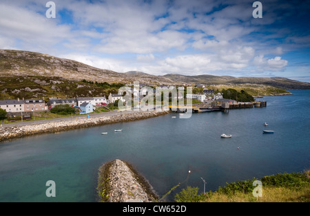 Tarbert sull'Isle of Harris nelle Ebridi Esterne, Visto dalle colline che circondano il porto Foto Stock