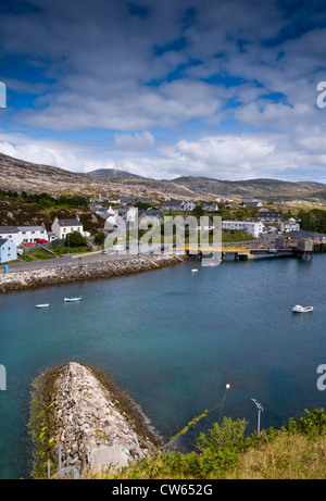 Tarbert sull'Isle of Harris nelle Ebridi Esterne, Visto dalle colline che circondano il porto Foto Stock