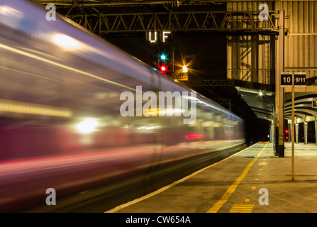 Un treno la stazione ferroviaria di Preston e. Foto Stock