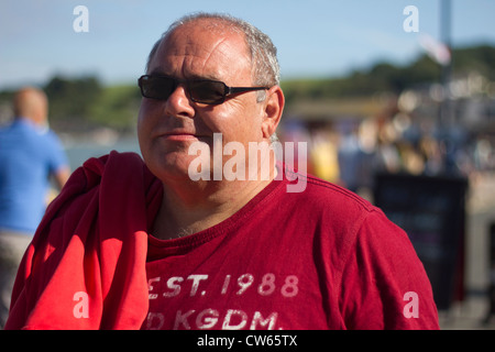 Gentleman prende estate a piedi sul lungomare a Swanage. Foto Stock