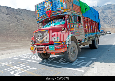 Tipico colorfully decorato carrello indiano (Camion) in collina magnetico sul Leh-Kargil-Srinagar autostrada in Ladakh, India Foto Stock