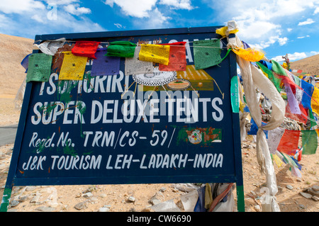 Un segno pubblicità Tsomoriri Super tende Deluxe al Namshangla passano in Ladakh, India Foto Stock